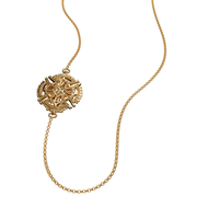 Cadena dorada con cruz colgante estilo Axum y detalle circular de filigrana