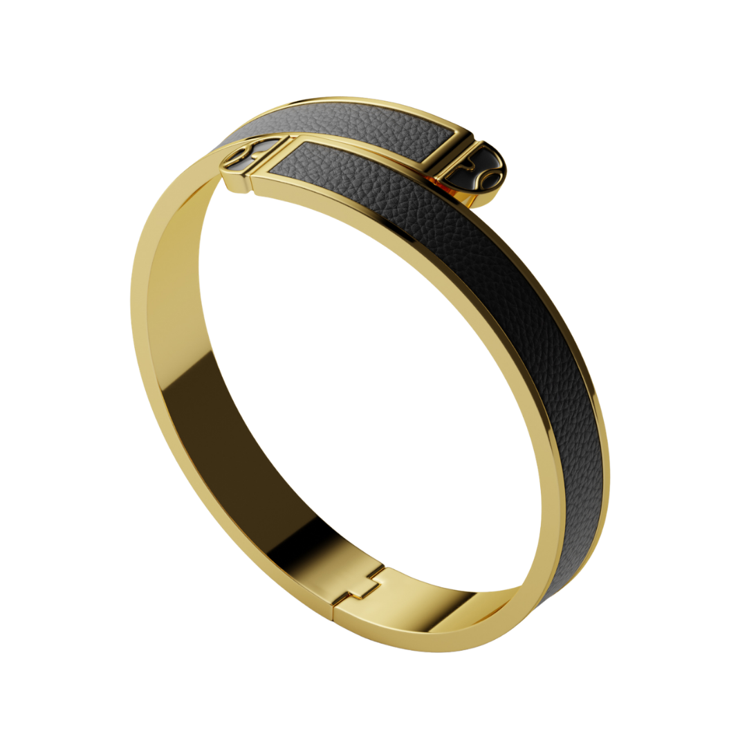 Ngao bracelet, 18K gold-plated cuff with black textured leather and clasp detail